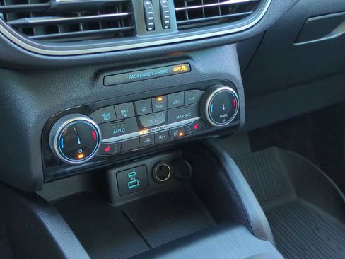 Used 2022 Ford Escape SE w/ SE Sport Appearance Package image 17