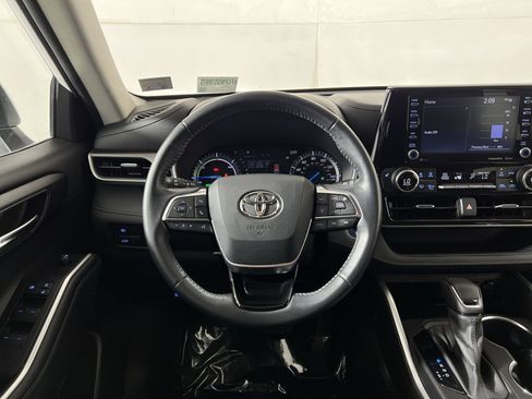 Used 2021 Toyota Highlander XLE AWD/4WD image 16