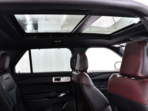 Used 2023 Ford Explorer Platinum w/ Technology Package image 18