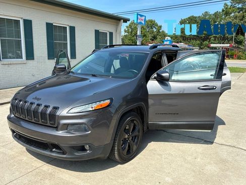 Used 2018 Jeep Cherokee Latitude w/ Altitude Package FWD image 11