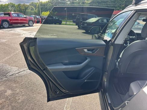 Used 2019 Audi Q8 Premium Plus AWD/4WD image 14