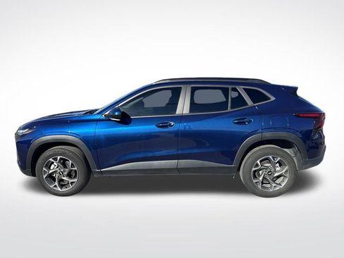 Used 2024 Chevrolet Trax LT w/ LT Convenience Package image 3