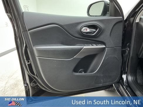 Used 2021 Jeep Cherokee Latitude Lux w/ Mopar Interior Package image 16