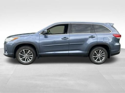 Used 2019 Toyota Highlander XLE AWD/4WD image 2