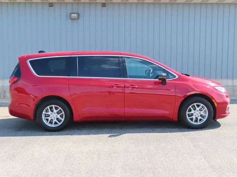 Used 2025 Chrysler Pacifica Select FWD image 3