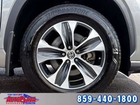 Used 2025 Toyota Highlander XLE AWD/4WD image 6