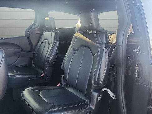 Used 2025 Chrysler Pacifica Select image 29