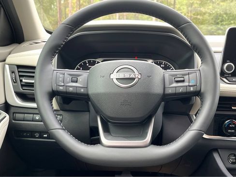Used 2025 Nissan Rogue SV FWD image 14