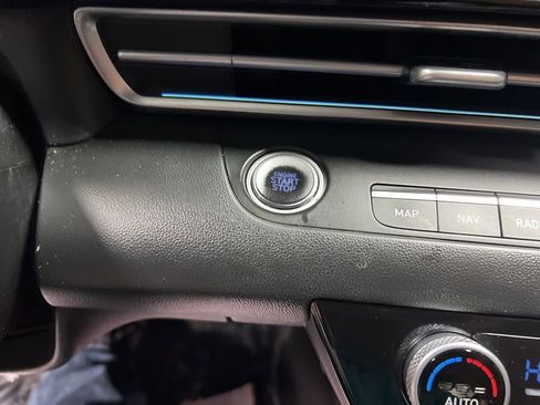 Used 2025 Hyundai Elantra SEL image 30