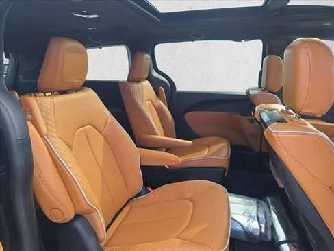 Used 2023 Chrysler Pacifica Pinnacle image 19