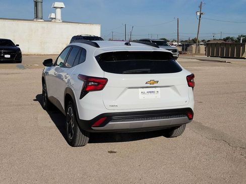 Used 2025 Chevrolet Trax LT FWD image 6