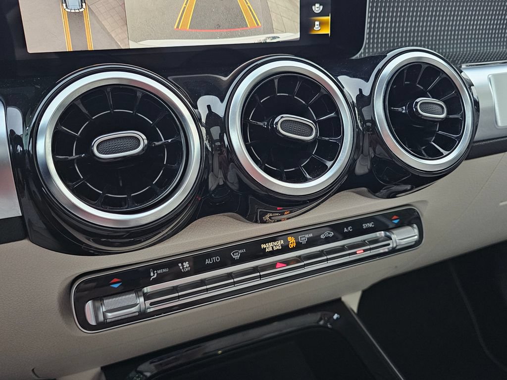 Used 2021 Mercedes-Benz GLB 250 4MATIC image 32