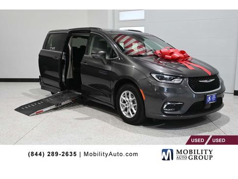 Used 2022 Chrysler Pacifica Touring-L FWD image 1