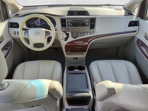Used 2011 Toyota Sienna XLE image 25