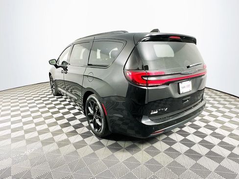 Used 2025 Chrysler Pacifica Limited image 7