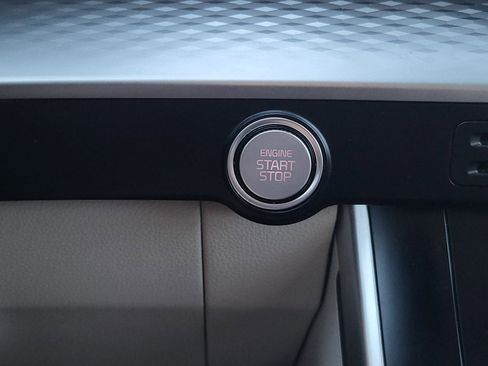 Used 2022 Kia Carnival LX image 27