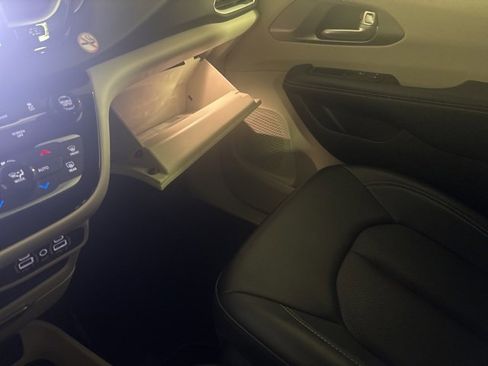 Used 2024 Chrysler Pacifica Touring-L image 45