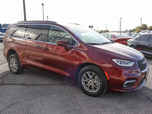 Used 2021 Chrysler Pacifica Touring image 5
