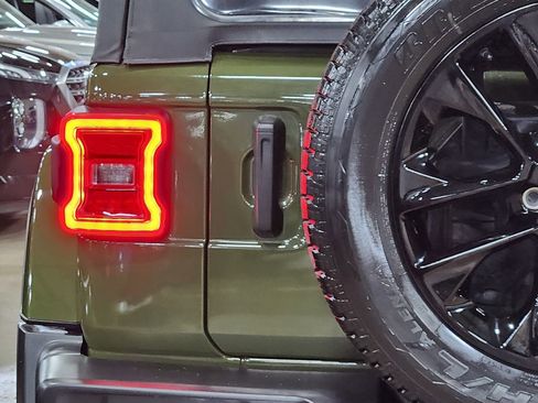 Used 2021 Jeep Wrangler Unlimited Sahara AWD/4WD image 15
