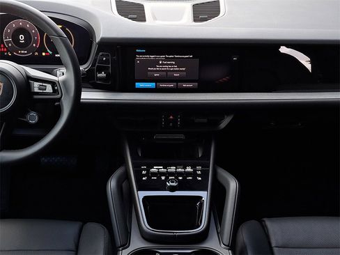 Used 2025 Porsche Cayenne image 22