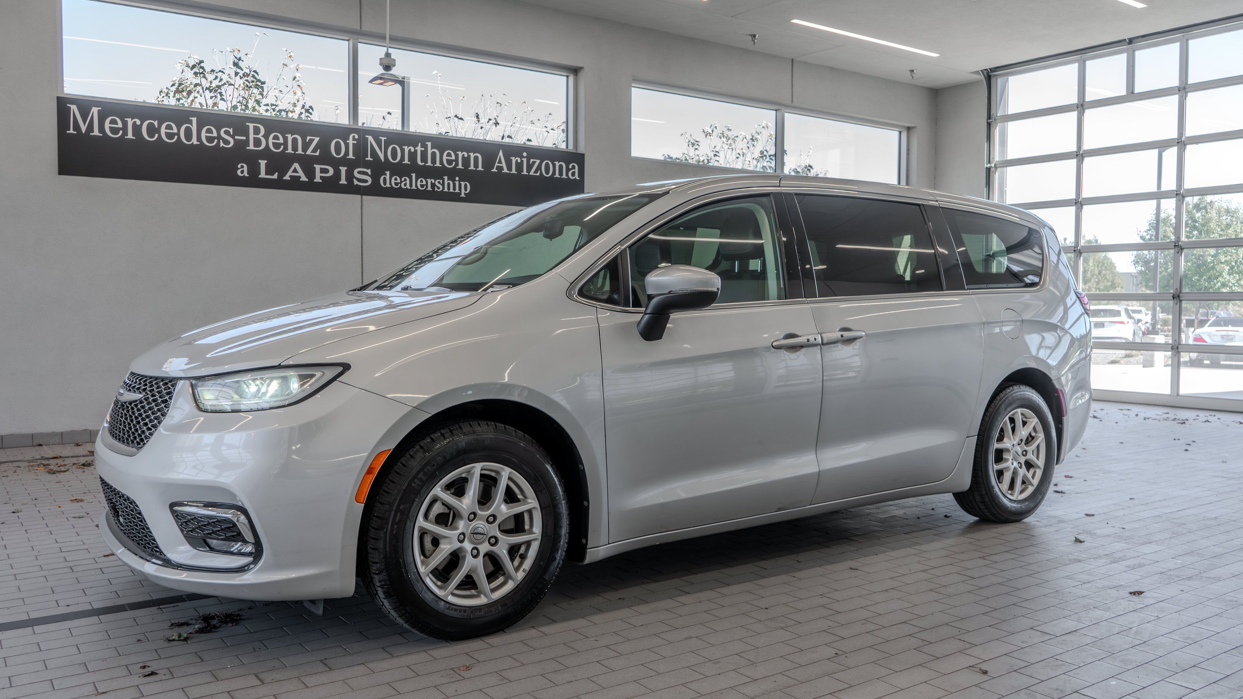Used 2023 Chrysler Pacifica Touring-L FWD image 3