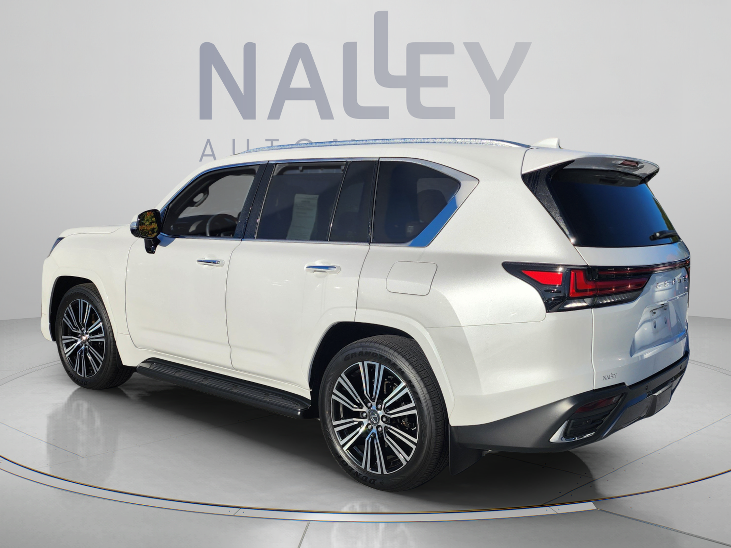 Used 2025 Lexus LX 600 4WD w/ Accessory Package (2T) image 3