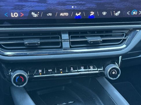 Used 2025 Chevrolet Equinox EV RS FWD image 32