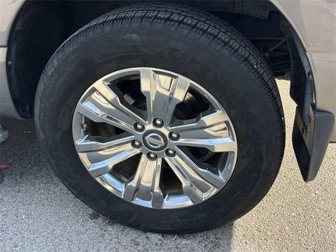 Used 2019 Nissan Titan SV w/ SV Convenience Package image 11