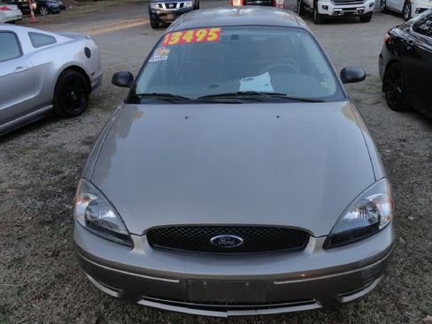 Used 2004 Ford Taurus SE image 2