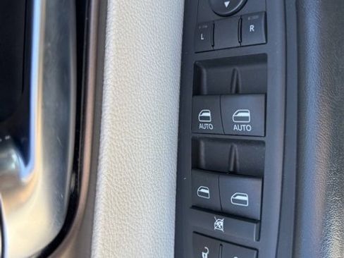 Certified 2023 Chrysler Voyager LX image 9