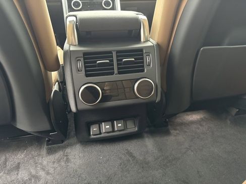 New 2024 Land Rover Discovery Dynamic SE image 12