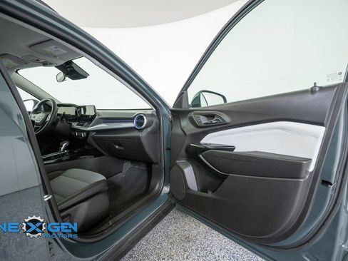 Used 2025 Chevrolet Trax LT FWD image 38