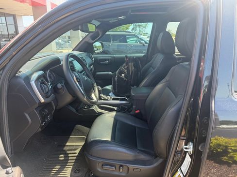 Used 2022 Toyota Tacoma Limited w/ Nightshade Package AWD/4WD image 13