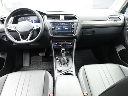Used 2024 Volkswagen Tiguan SE image 9