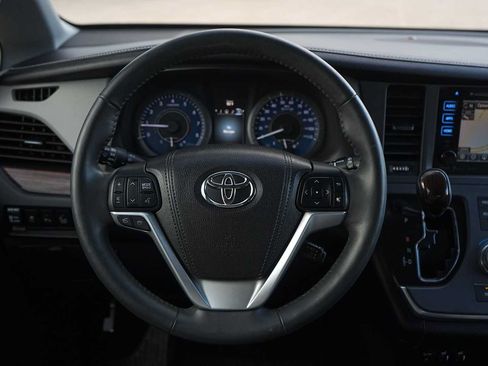 Used 2017 Toyota Sienna Limited Premium FWD image 16