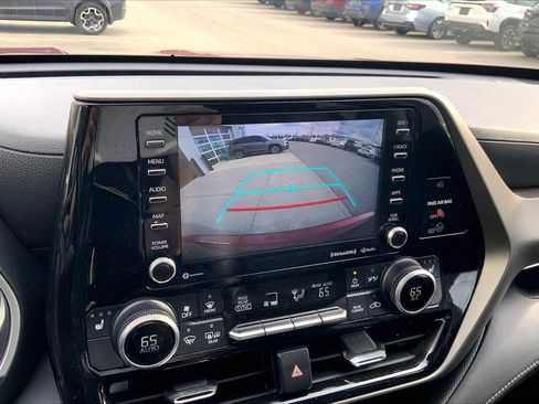 Used 2020 Toyota Highlander XLE AWD/4WD image 29