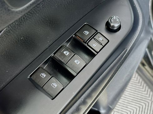 Used 2014 Toyota Highlander XLE image 18