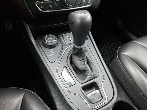 Used 2019 Jeep Cherokee Latitude Plus w/ Cold Weather Group AWD/4WD image 18