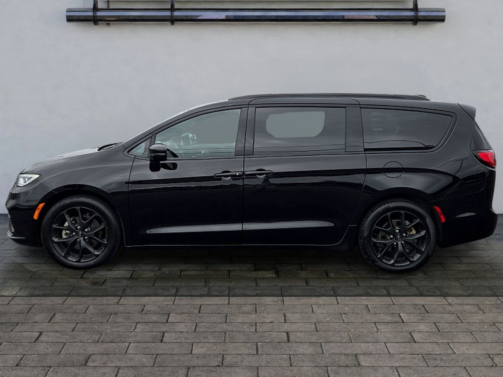 Used 2025 Chrysler Pacifica Limited FWD image 6