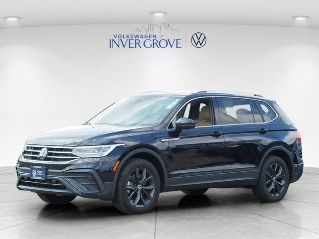 Certified 2024 Volkswagen Tiguan SE w/ Panoramic Sunroof Package AWD/4WD image 3