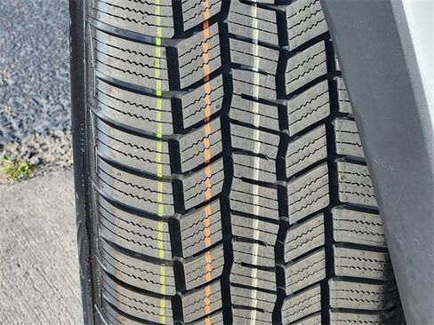 Used 2025 Chevrolet Trax LT image 11