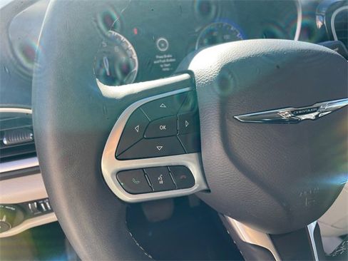 Used 2023 Chrysler Pacifica Touring-L image 18