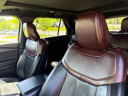 Used 2020 Ford Explorer Platinum w/ Premium Technology Package AWD/4WD image 13