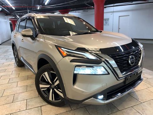 Used 2021 Nissan Rogue Platinum image 2