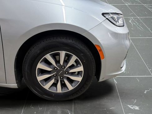 Used 2023 Chrysler Pacifica Touring-L FWD image 26