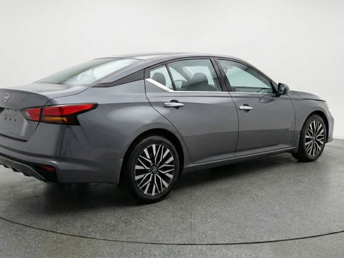 Used 2025 Nissan Altima 2.5 SV image 9