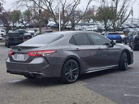 Used 2018 Toyota Camry LE image 4