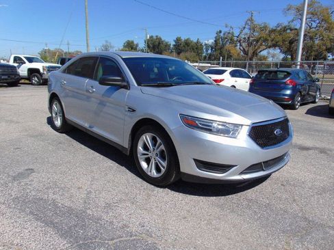 Used 2015 Ford Taurus SE image 1