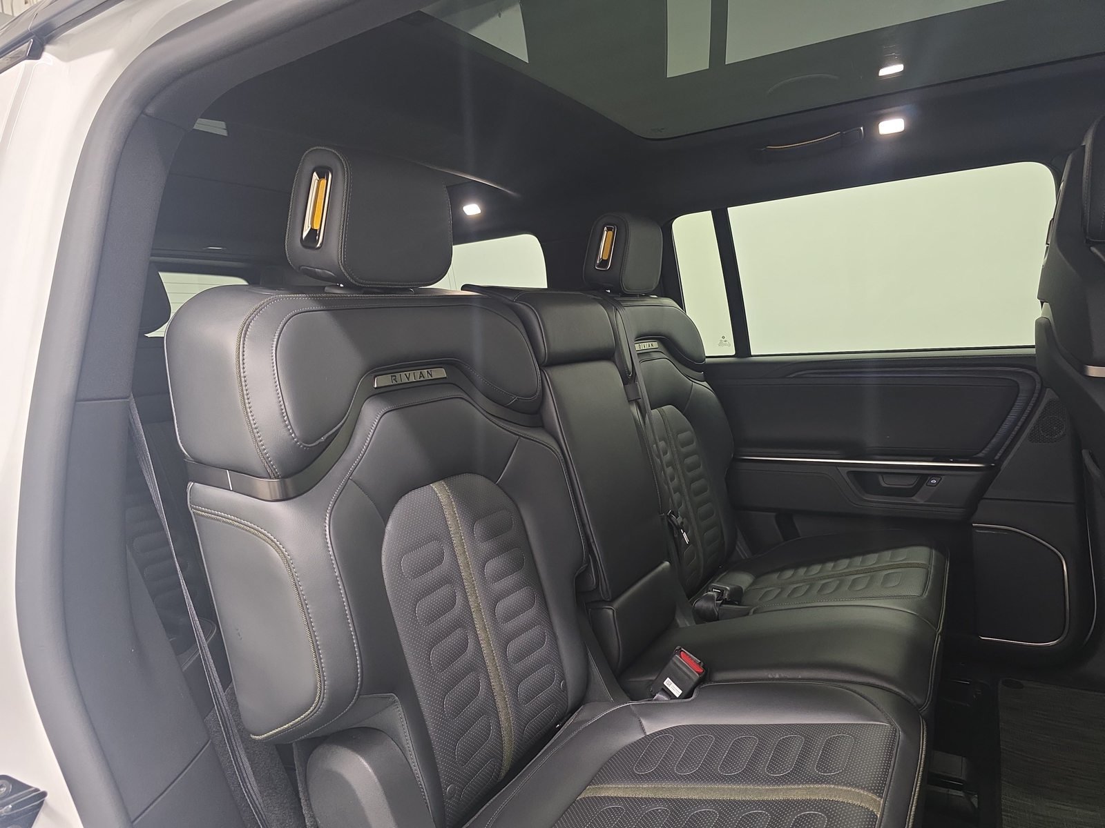 Used 2025 Rivian R1S Adventure Dual AWD/4WD image 23