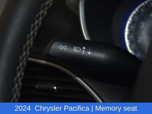 Used 2024 Chrysler Pacifica Touring-L FWD image 10